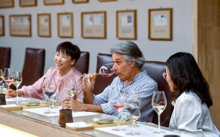 6月9日，全球葡萄酒旅游组织（GWTO）主席何塞•安东尼奥•维达尔（中）在源石酒庄品尝葡萄酒。