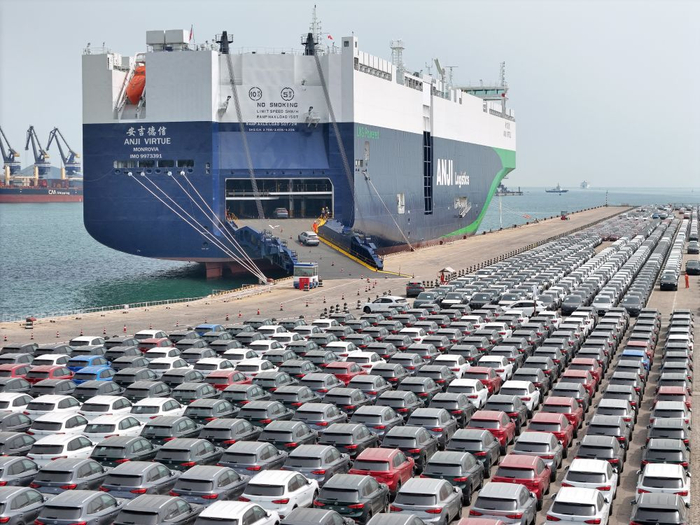 　　4月18日，“安吉德信”轮在山东港口烟台港装运出口汽车（无人机照片）。新华社发（唐克 摄）