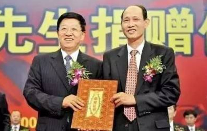（白恩培给黄如论颁奖,图源网络）