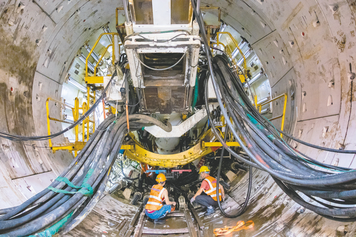     ▶工人正在调试盾构机。 本报通讯员 杨杰城 摄