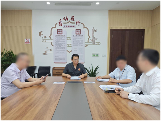 图为浙江省宁波市镇海区人民法院澥浦人民法庭副庭长徐静（左二）组织调解案件。 孙婧 摄