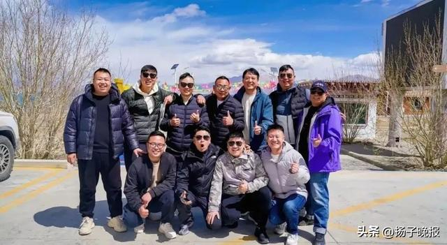 于东来和朋友们出去旅游（图片来源：于东来个人账号）