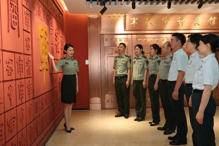 ▲国防大学勤务学院军队审计系教员为学员介绍军队审计发展历程。邢子俊摄