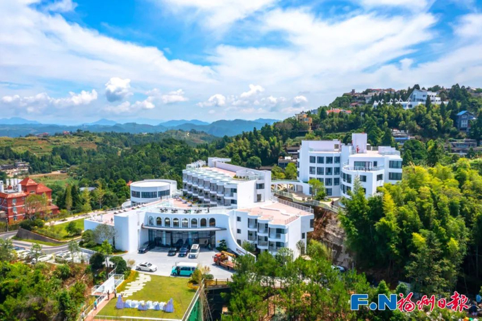 俯瞰福州国际人才港鼓岭基地（鼓岭景澜酒店）。陈暖 摄