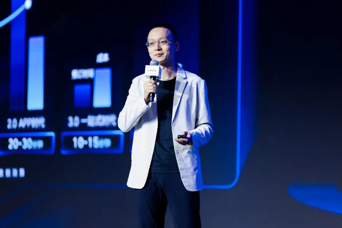 图为：滴滴企业服务事业群总经理蔡晓鸥在峰会中演讲