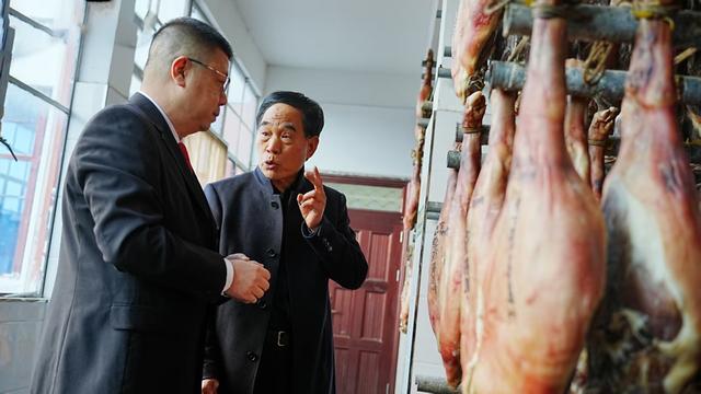 法院代表与吴荣仁在沟通企业发展,受访者供图