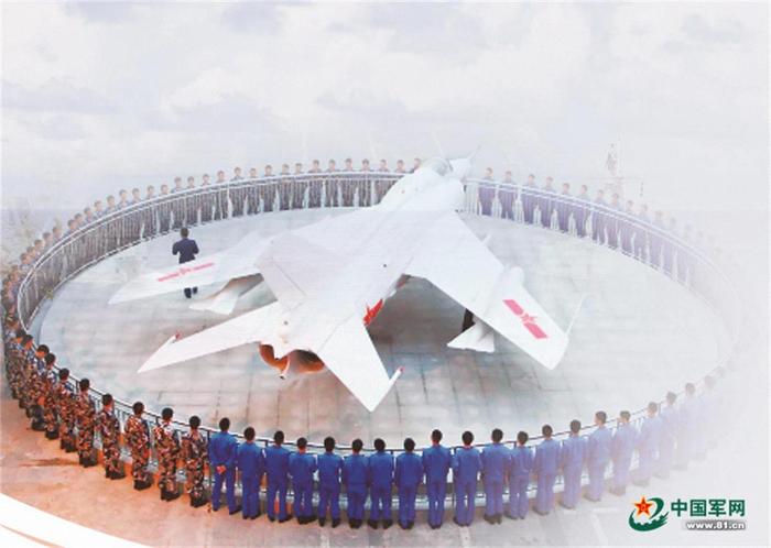　　在河南省实验中学航空文化园，学生学习空军历史、了解航空文化。