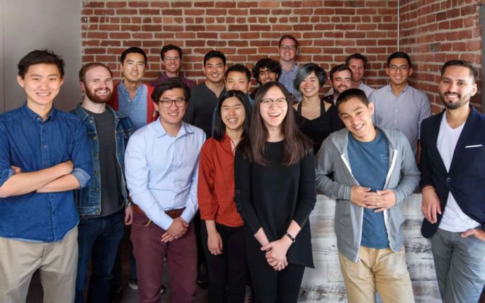 刚刚成立 2 年后的 Scale AI 团队，最左侧为 Wang 本人｜图片来源：Scale AI