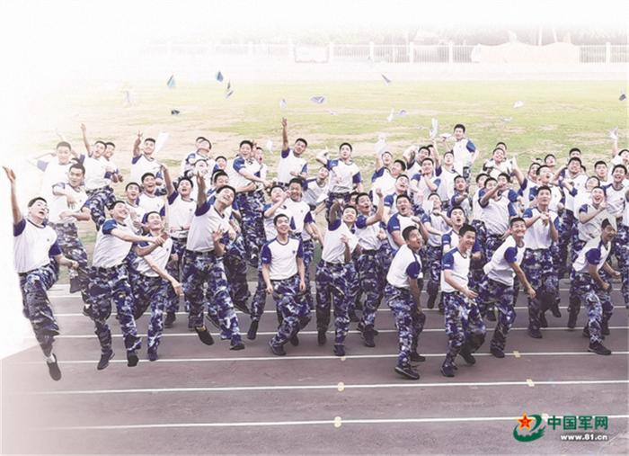 　　在湖南省常德市第一中学，航空实验班学生放飞纸飞机。