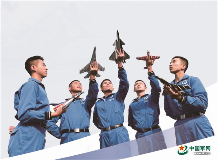 　　航模课上，航空实验班学生展示飞机模型。