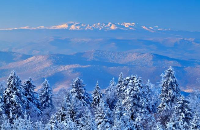 远眺雪韵长白山。图/图虫创意