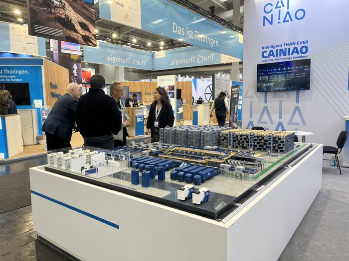 2025年，菜鸟在德国参加技术展会。