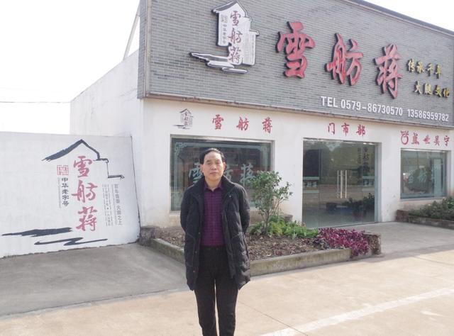 吴荣仁在“雪舫蒋”工厂,受访者供图