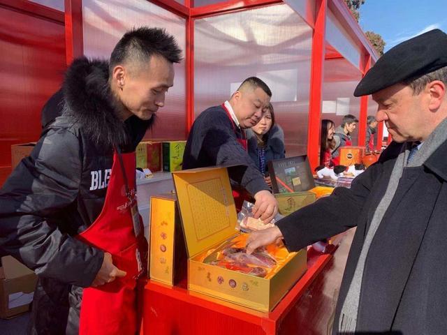 吴星生在展会上推荐“雪舫蒋”,受访者供图