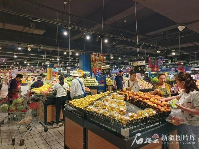 6月9日，在乌鲁木齐市天山区一家超市内，消费者在选购商品。石榴云/新疆日报记者 黑宏伟摄