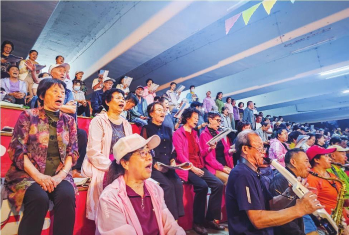         抚顺新华桥下千人大合唱歌声嘹亮。    本报记者 吴章杰 摄