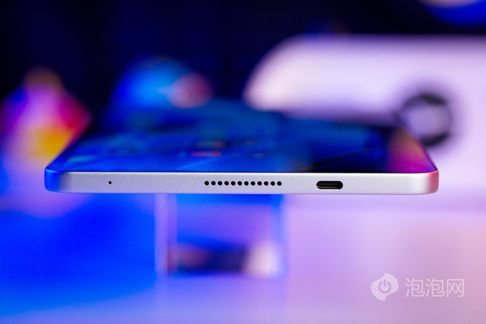 数据充电口设计在右侧中框上方