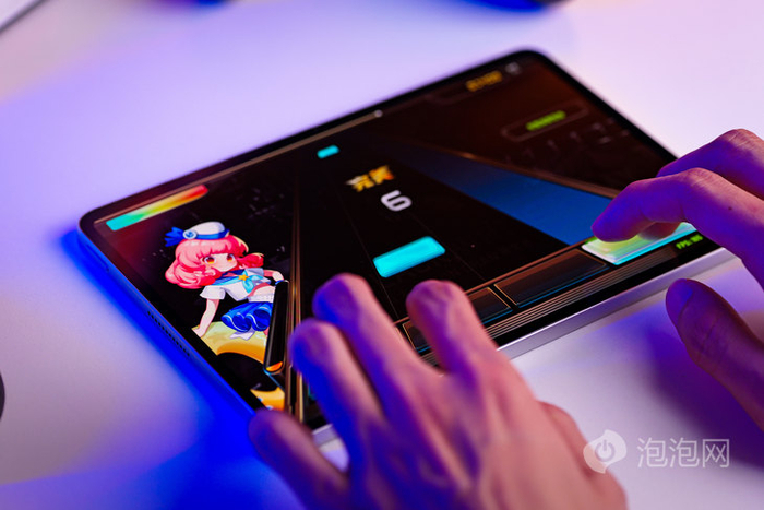 背板纯平设计更加贴合桌面，无论是刷网页、绘图还是玩游戏都更加平稳