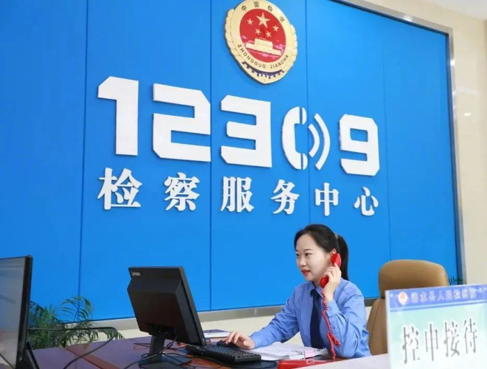 涟水县检察院承办检察官电话回访当事人。