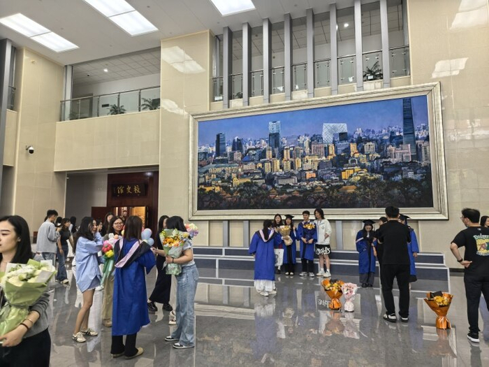 北京某高校内，硕士研究生拍摄毕业照。