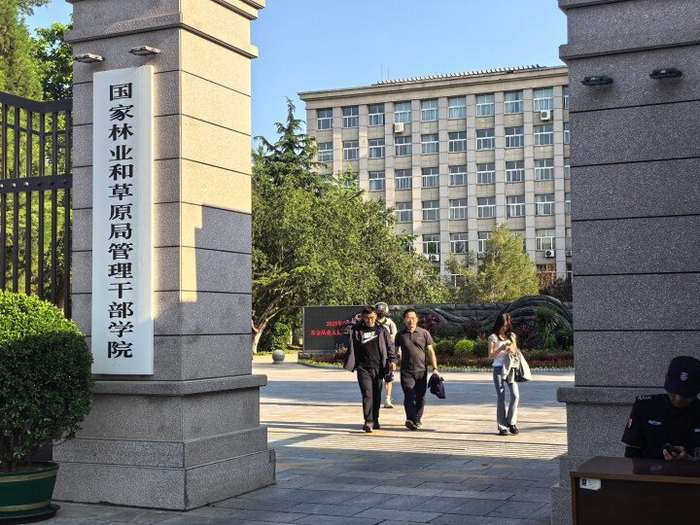 考生们参加基金从业人员考试后陆续走出考场。