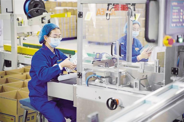 制药生产线 兰州日报社全媒体记者 马军 摄