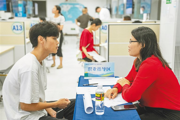 在海南省“百日千万”专项暑期人才招聘“夜市”上，求职者接受职业指导。（资料图）
