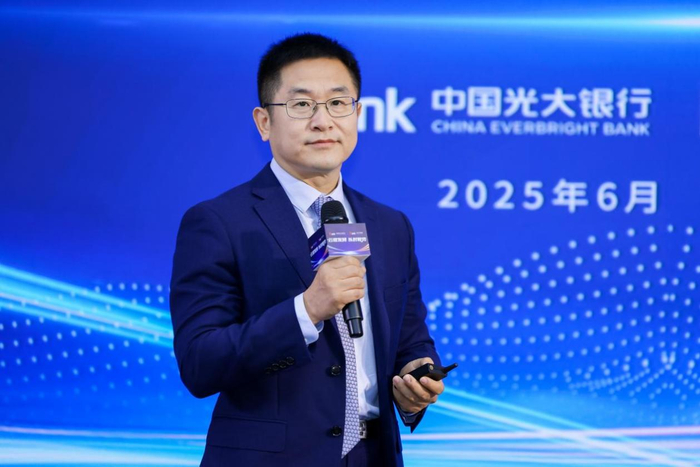 （图为光大理财有限责任公司董事长王景春）