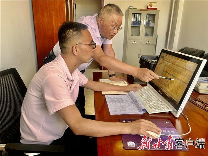 金昌市纪委监委工作人员利用乡村振兴监督信息平台开展数据比对,拓宽案源。