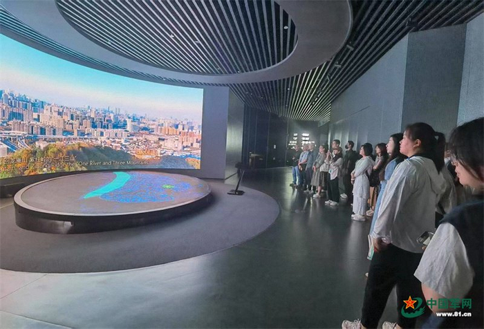 采访团在杭州高新区调研。