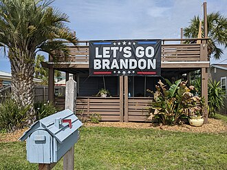 “加油布兰登”在2024年选战中已成为反对拜登及民主党的口号。图为一间挂着“加油布兰登”旗帜的房屋。本文作者供图