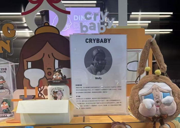 图片：CRYBABY衍生产品，以及艺术家和IP的介绍牌