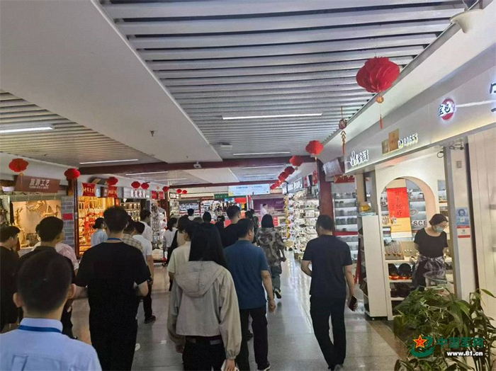 采访团走进义乌国际商贸城。