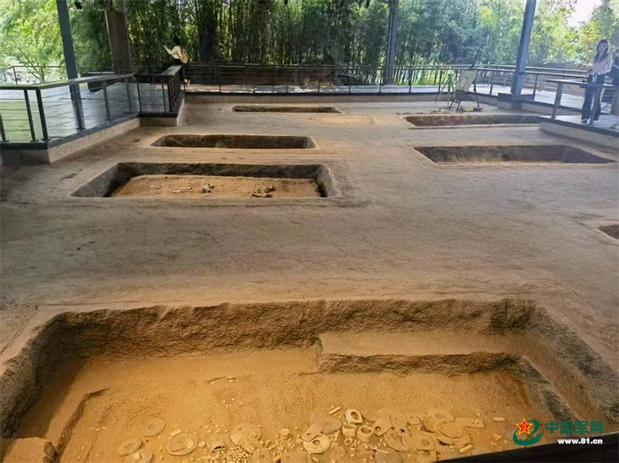 良渚古城遗址一角。