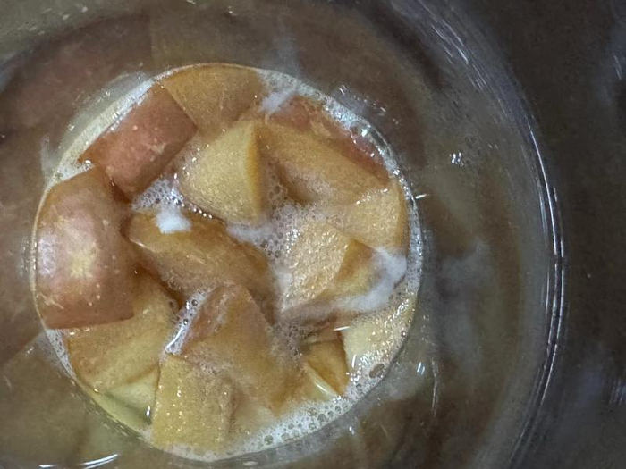 长毛的苹果酵液。新京报记者 耿子叶 摄