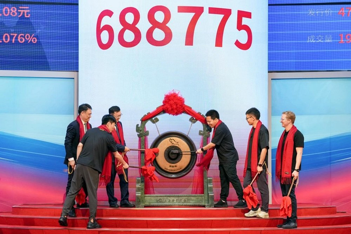 影石创始人刘靖康手持全景相机敲响上市锣声