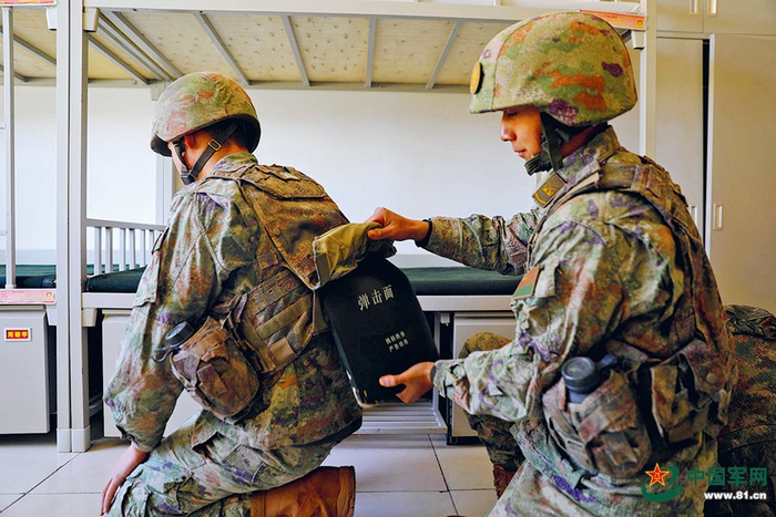 　　陆军某旅战士整理战备装具。张 晨摄