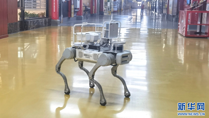 搭载激光雷达等装备的机器狗是酿造车间的“智能巡检员”。新华网 刘丰 摄