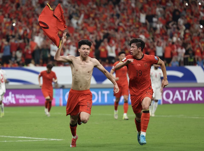  6月10日，中国队球员王钰栋（左）罚进点球后庆祝。新华社