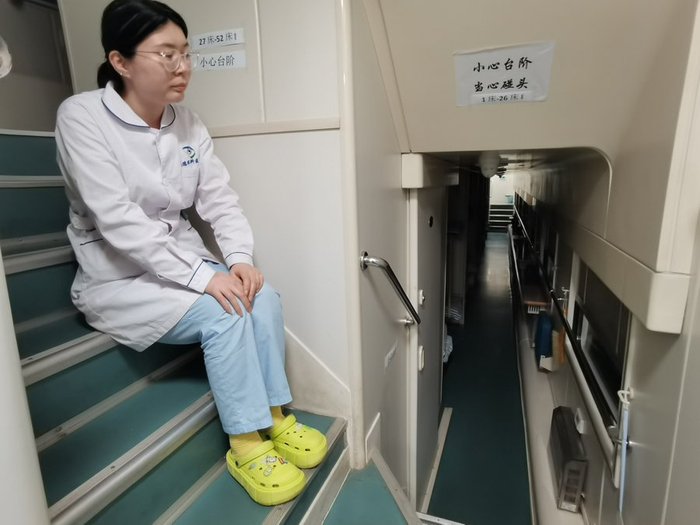 晚间，孙慧值夜班。
