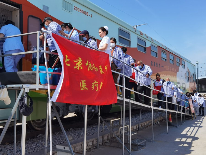 今年，第一批登上健康快车的病人。本文图片均由郑子愚摄