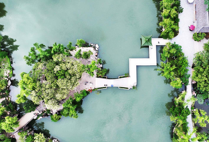 6月8日，扬州瘦西湖风景区绿意盎然，满目青翠，景色宜人。     孟德龙 摄