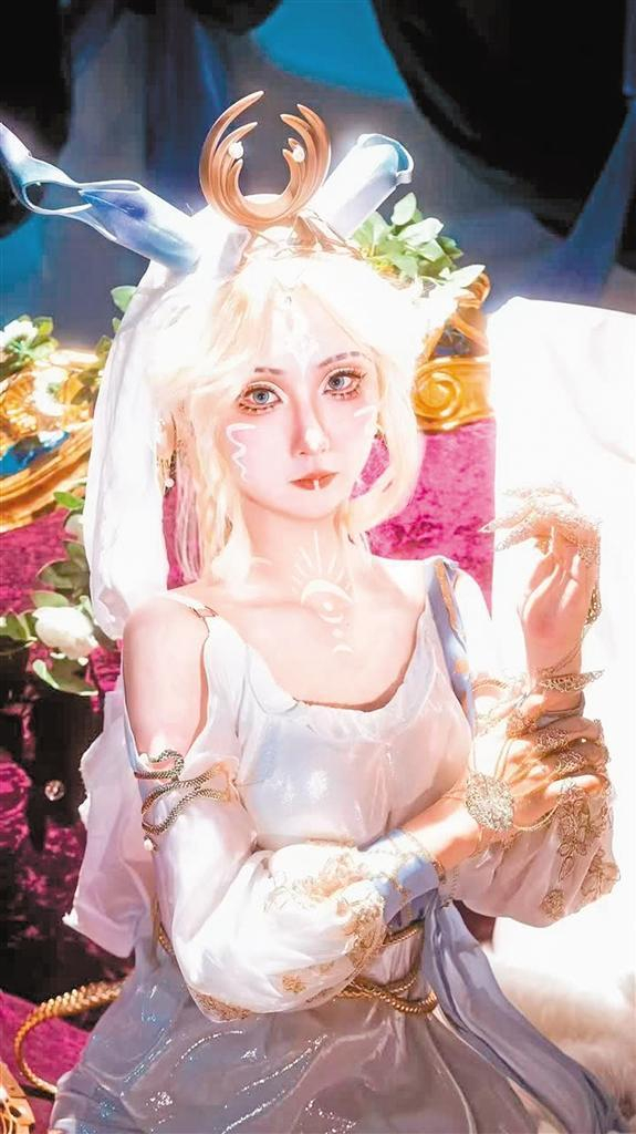 　　薛曌迪的动漫妆造。