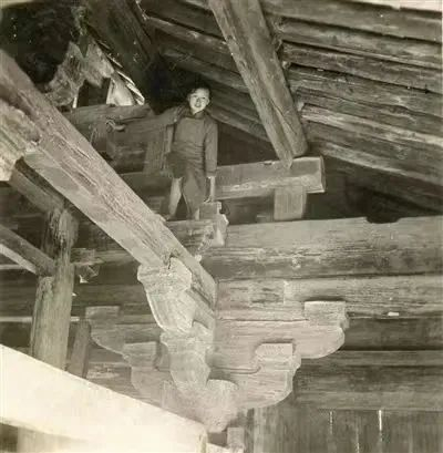 1933年，林徽因于河北正定开元寺考察。图源：三联生活周刊
