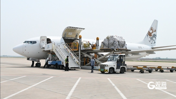 青岛机场停机坪上，一批运往澳大利亚的出口货物正在装载。