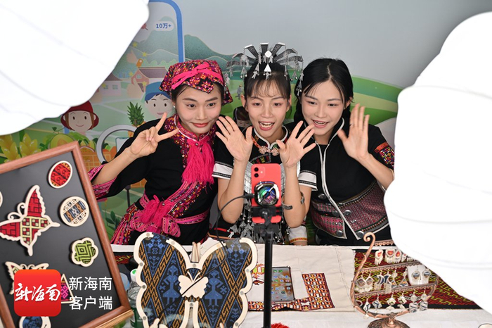 吉美莹（右一）正在直播。受访人供图