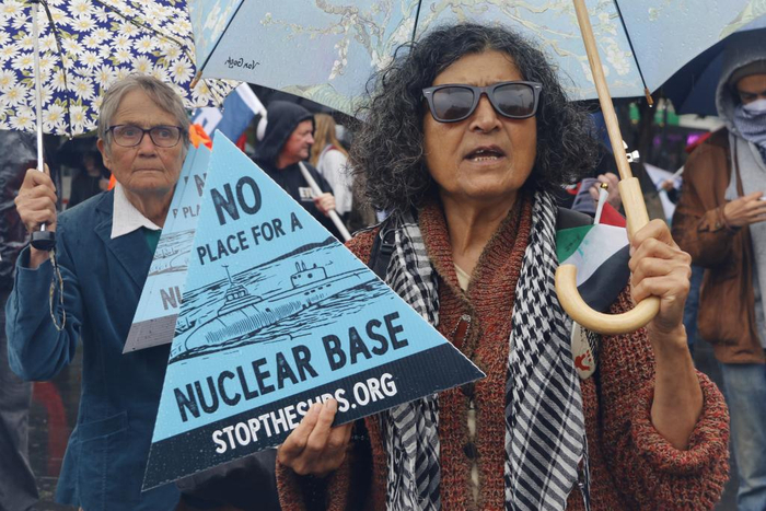 　　2024年5月4日，在澳大利亚伍伦贡市，一名集会者手持抗议核潜艇基地的标语牌。新华社记者梁有昶摄