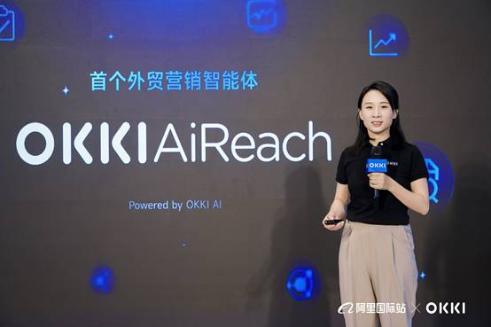 （图：小满科技COO郑燕琴演示OKKI AiReach如何自主高效挖掘外贸潜客）