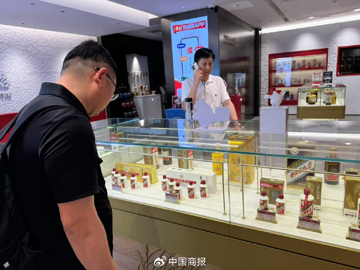 消费者在选购茅台酒。