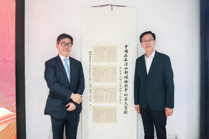 ▲作为感谢，朱学范家属代表向枫泾镇人民政府回赠纪念品